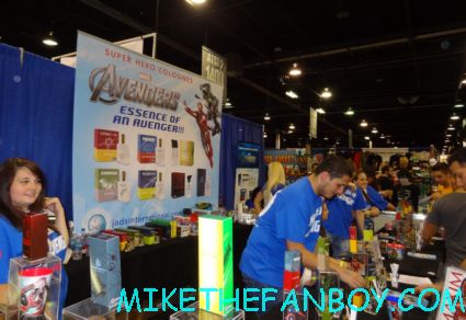smell like an avenger perfume display at wizard world chicago 2012 opening gates sign logo rare promo with norman reedus sheryl lee rare autograph signed hot