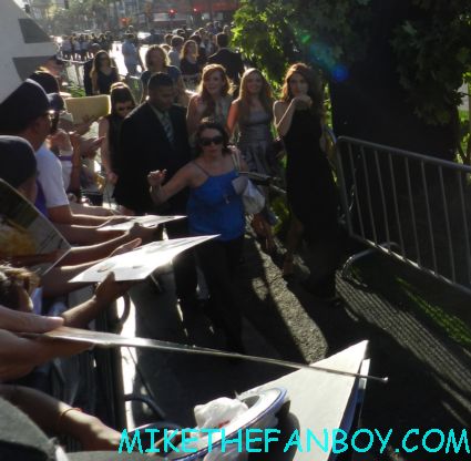 bella thorne signing autographs for fans at the scotty holding out his 11 x 14 photo for Bella Thorne  the odd life of timothy green world movie premiere in hollywood at the el capitan theatre rare promo jennifer garner joel edgerton