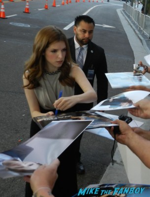 Anna Kendrick signing autographs at the end of watch movie premiere jake gylenhall signing autographs 011