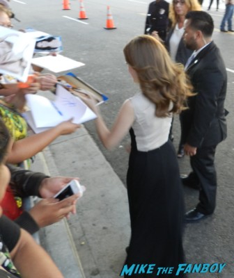 Anna Kendrick signing autographs at the end of watch movie premiere jake gylenhall signing autographs 011