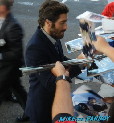 sexy hot Jake Gyllenhaal   signing autographs for fans at the end of watch movie premiere jake gylenhall signing autographs 021