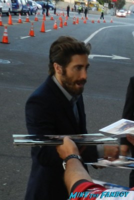 sexy hot Jake Gyllenhaal   signing autographs for fans at the end of watch movie premiere jake gylenhall signing autographs 021