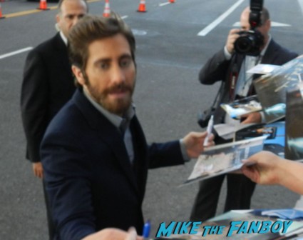 sexy hot Jake Gyllenhaal signing autographs for fans at the end of watch movie premiere jake gylenhall signing autographs 021