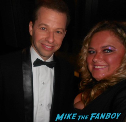 john cryer posing with pinky from mike the fanboy at the emmy awards in 2012 hot sexy pretty in pink star rare promo