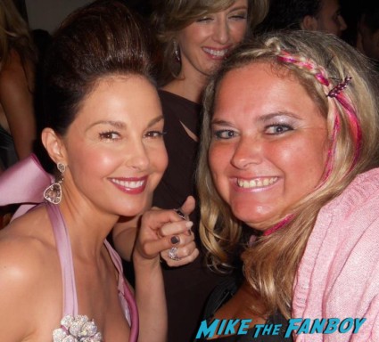 ashley judd posing for a fan photo with pinky from mike the fanboy at the emmy awards 2012 hot sexy mad men star