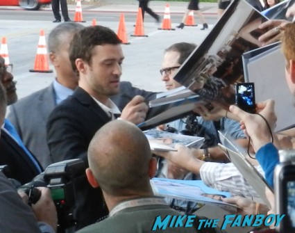justin timberlake signing autographs at the trouble with the curve movie premiere red carpet Trouble With The Curve Movie Premiere! Meeting Sexyback Singer Justin Timberlake! With Amy Adams! Clint Eastwood! John Goodman! Matthew Lillard! Autographs! Photos! And More!
