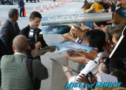justin timberlake signing autographs at the trouble with the curve movie premiere red carpet Trouble With The Curve Movie Premiere! Meeting Sexyback Singer Justin Timberlake! With Amy Adams! Clint Eastwood! John Goodman! Matthew Lillard! Autographs! Photos! And More!