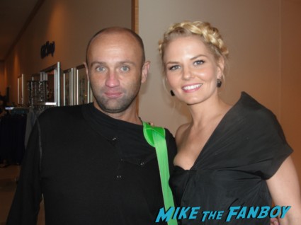 autographer patrick snyder with once upon a time and warrior star jennifer morrison at comic con