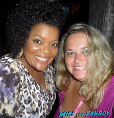 yvette nicole brown posing for a photo with pinky from mike the fanboy at an emmy party in beverly hills
