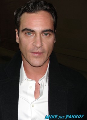 Joaquin Phoenix signing autographs for fans while promoting his new film the master hot sexy gladiator star promo rare