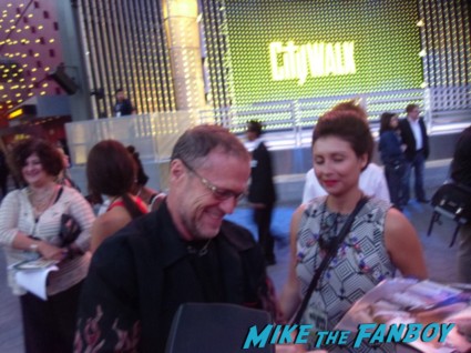 Michael Rooker signing autographs for fans at the walking dead season 3 premiere at universal citywalk andrew lincoln rare promo hot