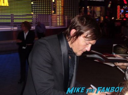 sexy norman reedus signing autographs for fans at the walking dead season 3 premiere at universal citywalk andrew lincoln rare promo hot