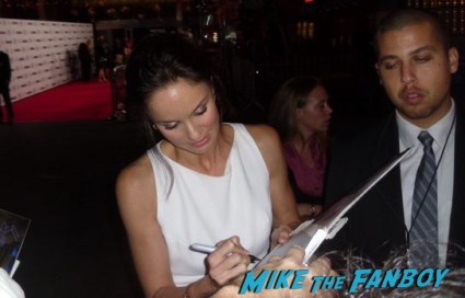sarah wayne callies signing autographs for fans at the walking dead season 3 premiere at universal citywalk andrew lincoln rare promo hot