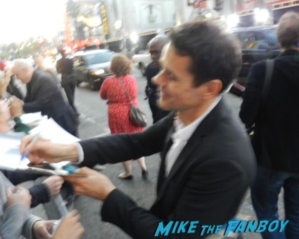 tom tyker signing autographs for fans at the cloud atlas movie premiere cloud atlas movie premiere rare tom hanks halle berry jim broadbent dissing fans rare promo red carpet