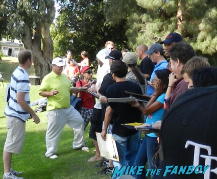 jack nicholson signing autographs at a charity golf tournament awesome jack nicholson signing autographs at the los angeles police family fun day 2012 program rare vin scully