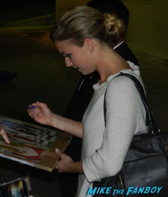 emily vancamp signing autographs for fans after a talk show taping promoting revenge hot sexy emily vancamp brothers and sisters