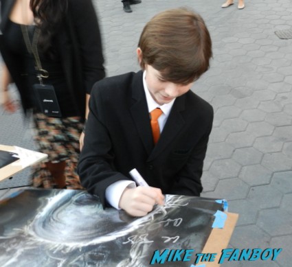 Chandler Riggs signing autographs at the  walking dead season 2 premiere red carpet hot rare promo autograph the walking dead season 2 premeire 023