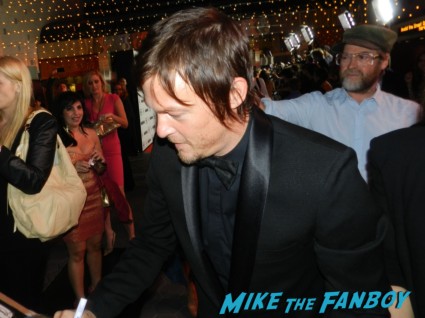 sexy norman reedus signing autographs at the  walking dead season 2 premiere red carpet hot rare promo autograph the walking dead season 2 premeire 023