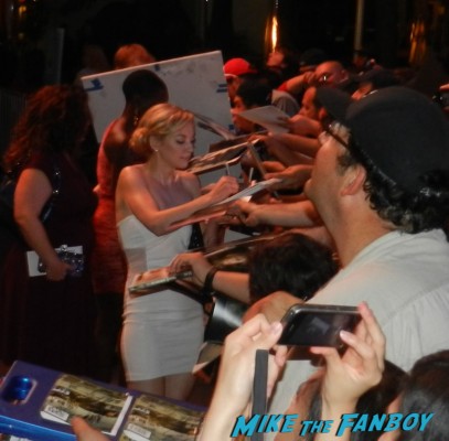 Emily Kinney and Danai Gurira signing autographs at the  walking dead season 2 premiere red carpet hot rare promo autograph the walking dead season 2 premeire 023
