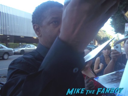 denzel washington signing autographs for fans at a q and a for flight philadelphia pelican brief star rare promo 