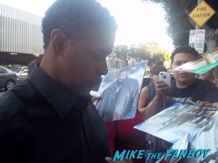 denzel washington signing autographs for fans at a q and a for flight philadelphia pelican brief star rare promo