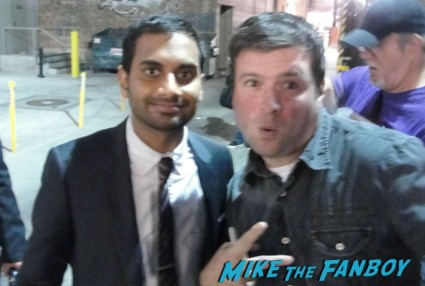 aziz anzari posing with billy from mike the fanboy for a fan photo park and recreation star rare promo