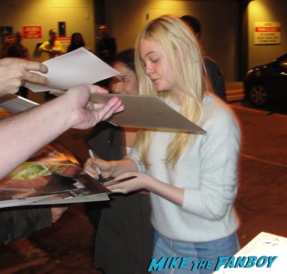 Elle Fanning signing autographs for fans we bought a zoo sexy star rare promo super 8 fanning sisters