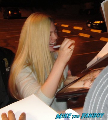 Elle Fanning signing autographs for fans we bought a zoo sexy star rare promo super 8 fanning sisters