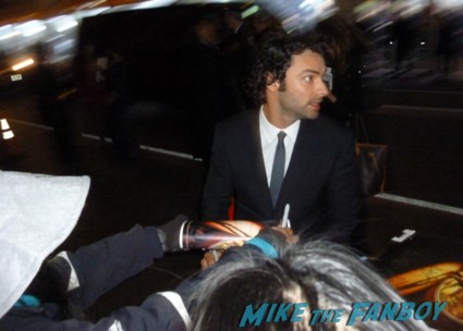Aidan Turner and Dean O’Gorman signing autographs for fans rare promo the hobbit movie premiere signed dwarves