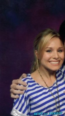 veronica mars star kristen bell posing for a fan photo and signing autographs at comic con rare signature promo