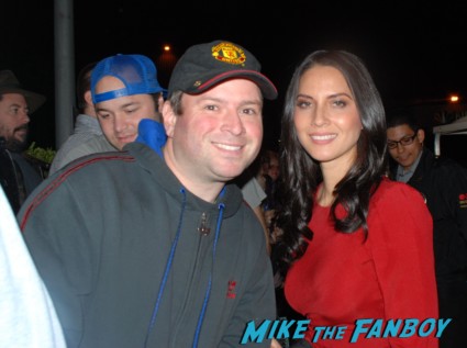 olivia munn posing for a fan photo with billy beer from mike the fanboy hot sexy magic mike star rare