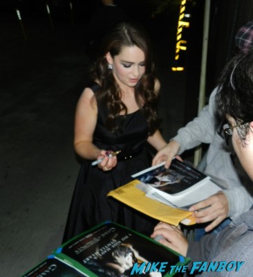 Emilia clarke signing autographs for fans game of thrones hot sexy game of thrones rare promo star rare signed photo