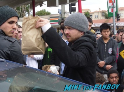 aaron paul signing autographs for fans at henry's tacos in studio city ca hot sexy breaking bad star big love rare 