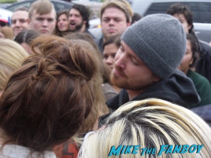 aaron paul signing autographs for fans at henry's tacos in studio city ca hot sexy breaking bad star big love rare 