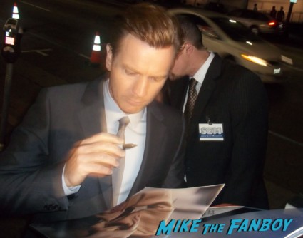 ewan mcgregor signing autographs for fans at the impossible movie premiere in los angeles rare hot sexy rare promo