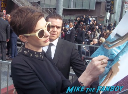 Anne Hathaway Signing autographs at hugh jackmans walk of fame star ceremony in  hollywood rare promo 