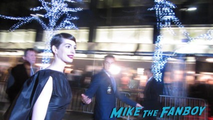 sexy anne hathaway signing autographs for fans at the les miserables movie premiere rare promo 