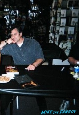 Bruce campbell signing autographs for fans dark delicacies rare Bruce Campbell signed autograph dvd cover bubba ho-tep elvis rare taking care of business hot