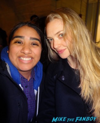 amanda seyfried fan photo hot sexy les miserables star promo signing autographs for fans lovelace mean girls