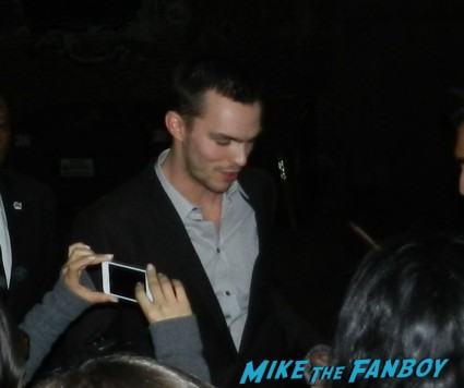 sexy Nicholas Hoult signing autographs for fans hot sexy warm bodies star rare promo sexy hot rare x men first class star fine 
