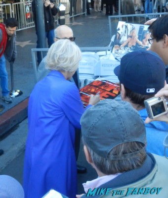 helen mirren signing autographs for fans at her walk of fame star ceremony signed autograph rare promo hollywood signing autograph walk of fame star ceremony 001