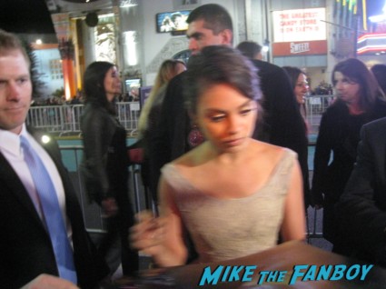 sexy mila munis signing autographs for fans Oz the great and powerful movie premiere red carpet with james franco mila kunis michelle williams