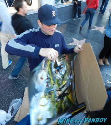 billy beer making a cardboard house at the OZ The Great And Powerful Movie Premiere red carpet rare promo el capitan theater los angeles oz great and powerful movie premiere 002