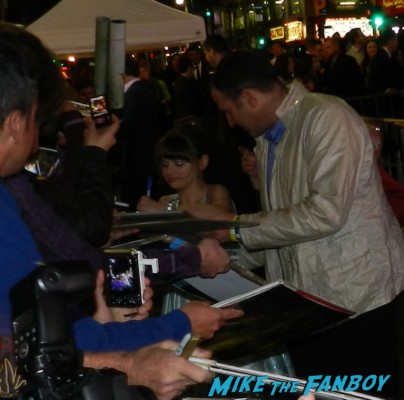 Joey King signing autographs at the OZ The Great And Powerful Movie Premiere red carpet hot air balloon rare james franco rare promo el capitan theater los angeles oz great and powerful movie premiere 002