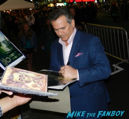 bruce campbell signing autographs at the OZ The Great And Powerful Movie Premiere red carpet hot air balloon rare james franco rare promo el capitan theater los angeles oz great and powerful movie premiere 002