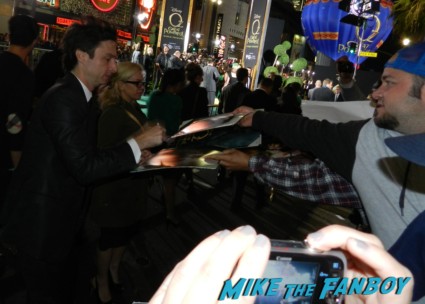 Zach Braff signing autographs at the OZ The Great And Powerful Movie Premiere red carpet hot air balloon rare james franco rare promo el capitan theater los angeles oz great and powerful movie premiere 002