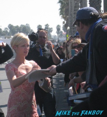 brittany snow hot signing autographs for fans at the spirit awards 2013 rare rushmore signed autograph rare promo