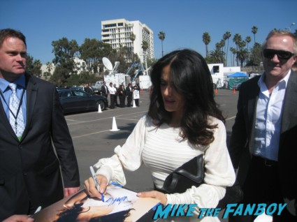 salma hayek signing autographs for fans at the spirit awards 2013 rare rushmore signed autograph rare promo