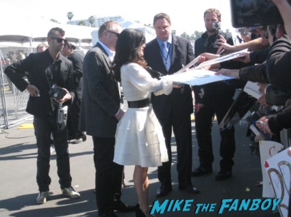 salma hayek signing autographs for fans at the spirit awards 2013 rare rushmore signed autograph rare promo