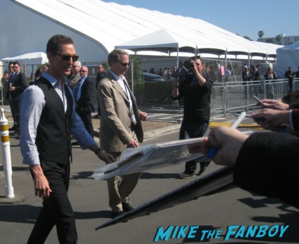 mathew McConaughey signing autographs for fans at the spirit awards 2013 rare rushmore signed autograph rare promo
